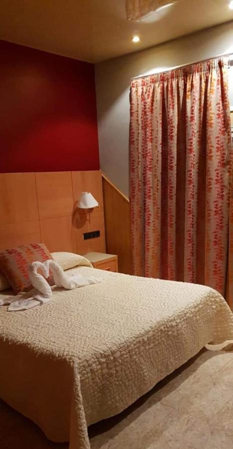 Hostal Milenium Els Monjos Екстер'єр фото